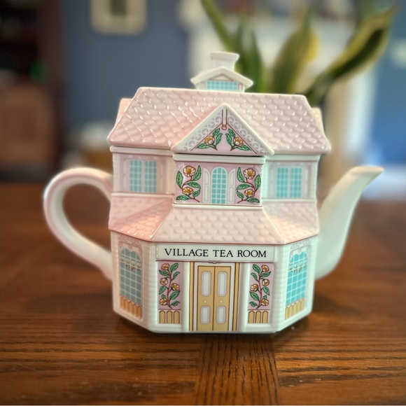 Lenox Village Collection Village Tea Room Teapot in EUC - Picture 3 of 6